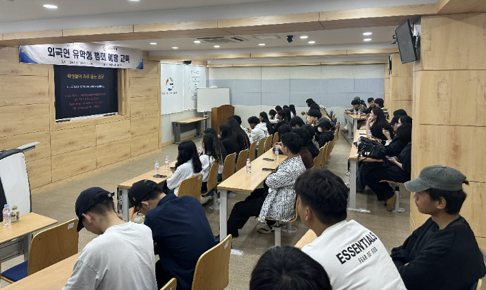 목포 과학대에서 외국인 요양보호사 양성 교육이 진행되고 있다. 전라남도 제공