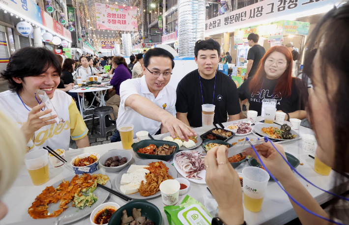 박희조 동구청장이 '중앙시장 푸드페스타'에서 청년들과 대화를 나누고 있다. 동구청 제공