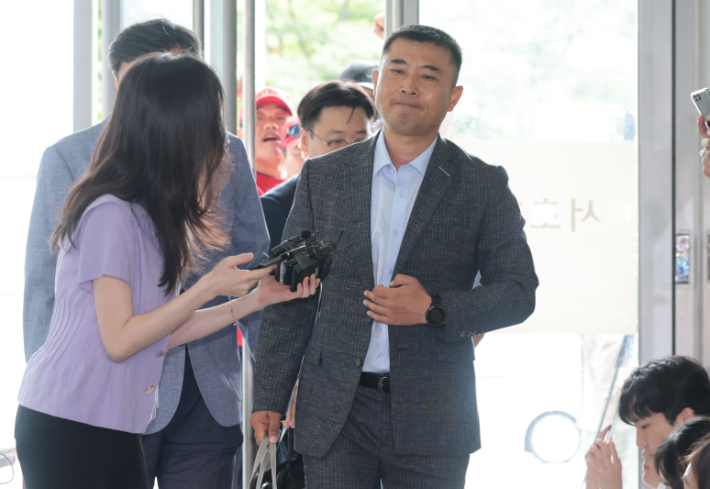 박상현 전 해병대 1사단 7여단장이 25일 조사를 받기 위해 서울 서초구 순직해병특별검사팀으로 출석하고 있다. 연합뉴스