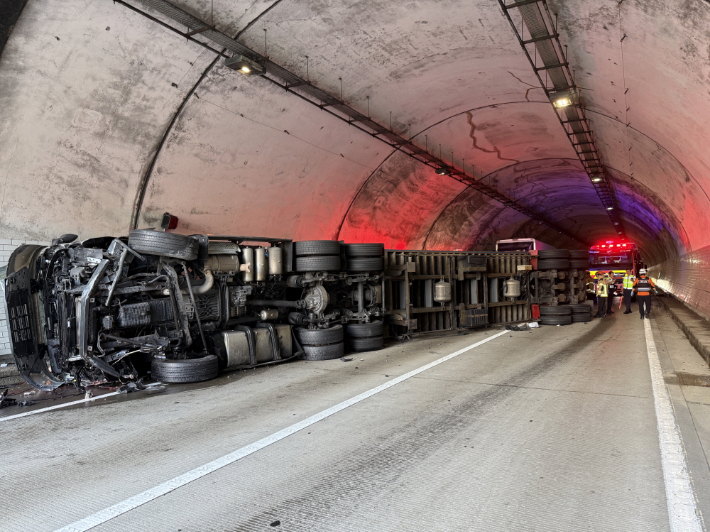 25일 오전 7시 48분쯤 전북 장수군 장계면의 통영대전고속도로 오동터널 인근 도로에서 25톤(t) 트레일러와 승용차가 충돌했다. 이 사고로 트레일러 운전자 A(50대)씨가 중상을 입고 병원으로 이송됐다. 전북소방본부 제공