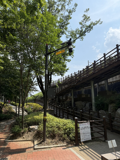 성남시 분당구 이매동 굿모닝파크 공원 진출입로에 신규 설치된 CCTV모습. 성남시 제공