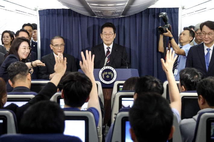 이재명 대통령이 24일(현지시간) 일본 도쿄 하네다공항 이륙 뒤 한미 정상회담을 위해 미국 워싱턴DC로 향하는 공군 1호기 기내에서 기자간담회를 하며 취재진의 질문을 받고 있다. 연합뉴스
