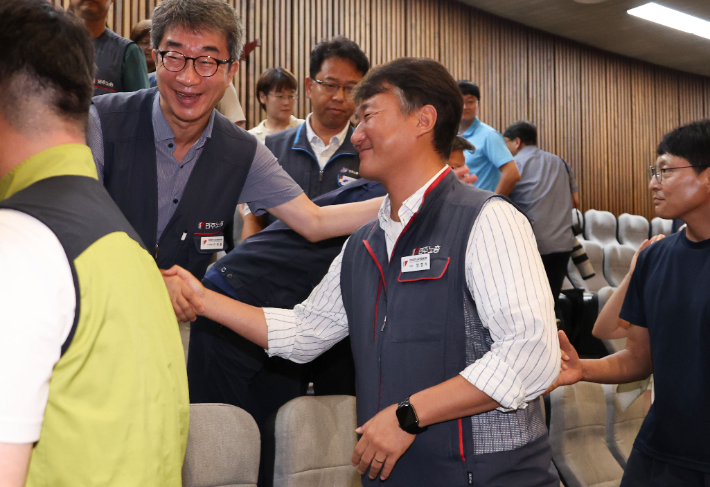 24일 국회 본회의에서 '노동조합 및 노동관계조정법 일부개정법률안(노란봉투법)'이 통과되자 민주노총 양경수 위원장과 조합원, 진보당 당원들이 기뻐하고 있다. 연합뉴스