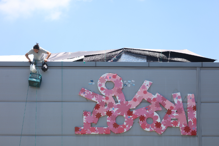 이날 대회 진행 과정에서는 현재 고공농성 중인 세종호텔 정리해고 사건이 언급됐다. 사진은 기사와 직접적 관련 없는 고공농성 사진. 경북 구미시 한국옵티칼하이테크 공장에서는 고용승계를 요구하며 지난해 1월부터 고공농성을 이어가고 있다. 연합뉴스