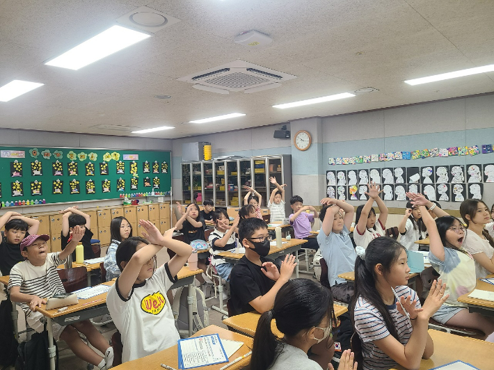 초등학생들이 찾아가는 세계유산수업을 듣고 있다. 순천시 제공