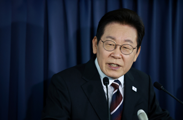 이재명 대통령이 24일(현지시간) 일본 도쿄 하네다공항 이륙 뒤 한미 정상회담을 위해 미국 워싱턴DC로 향하는 공군 1호기 기내에서 기자간담회를 하고 있다. 연합뉴스