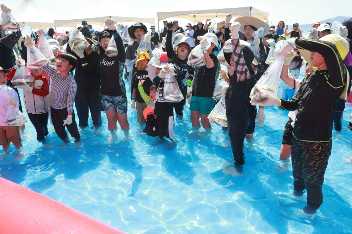 잡은 전어를 들어보이고 있다. 보성군 제공