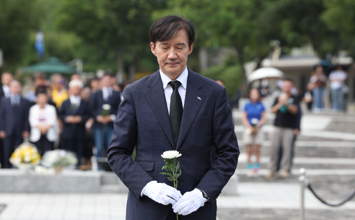 조국혁신당 조국 혁신정책연구원장이 25일 오전 경남 김해시 진영읍 봉하마을 노무현 전 대통령 묘역을 참배하고 있다. 연합뉴스