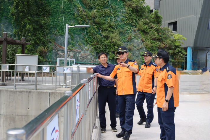 김승룡 강원소방본부장은 25일 강릉시 제한급수 현장을 찾아 가뭄 피해 상황을 점검했다.  강원소방본부 제공.