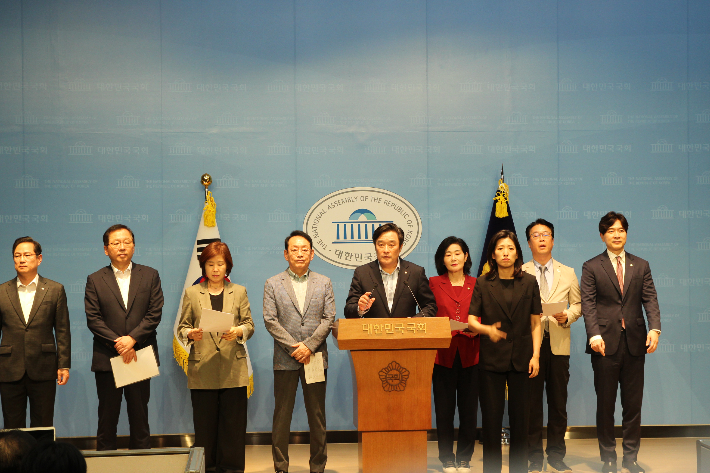 국민의힘 부산 지역 국회의원들이 25일 국회 소통관에서 기자회견을 열고 해양수산부 부산 이전 특별법을 둘러싼 민주당 발의안을 "반쪽짜리 법안"이라 규정하며 강하게 반발했다. 국민의힘 제공