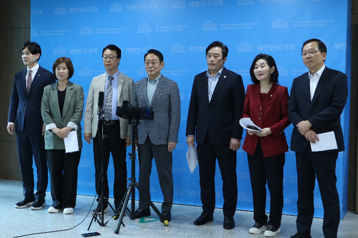 부산 국민의힘 의원들. 왼쪽부터 박성훈, 김미애, 곽규택, 김도읍, 정동만, 김희정, 조승환 의원. 국민의힘 제공