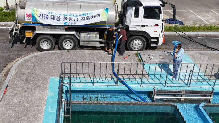 춘천시, 강릉시에 가뭄 극복 정수 176톤 긴급 지원. 강릉시 제공