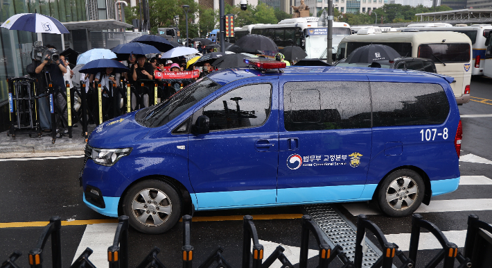 김건희 여사가 탑승한 호송차가 25일 김 여사 관련 의혹들을 수사하는 민중기 특별검사팀 사무실이 마련된 서울 종로구 KT광화문빌딩으로 들어가고 있다. 연합뉴스