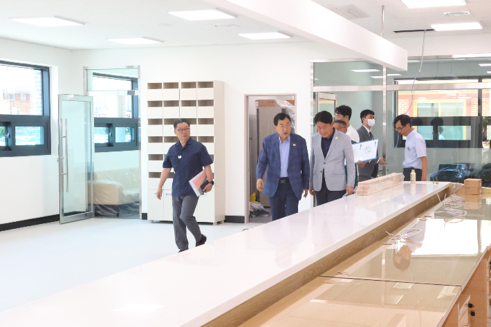 주낙영 경주시장이 25일 중부·황오동 통합행정복지센터 신축 현장을 찾아 관계자들과 현장을 점검하고 있다. 경주시 제공