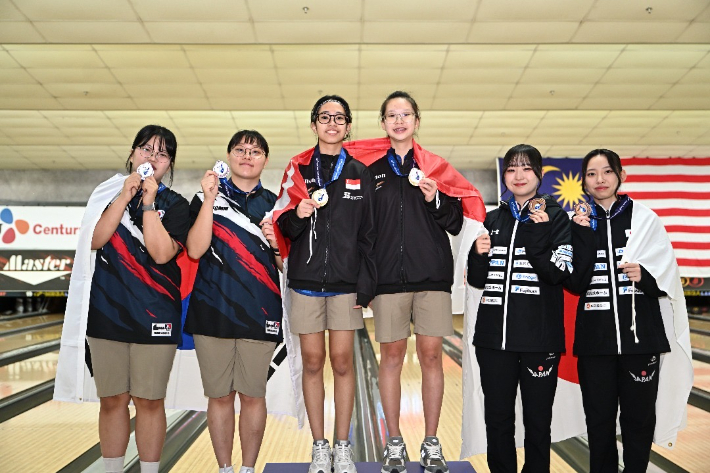아시아청소년볼링선수권대회에서 은메달을  따낸 한국 선수들(왼쪽부터)과 싱가포르, 일본 선수들. 대한볼링협회