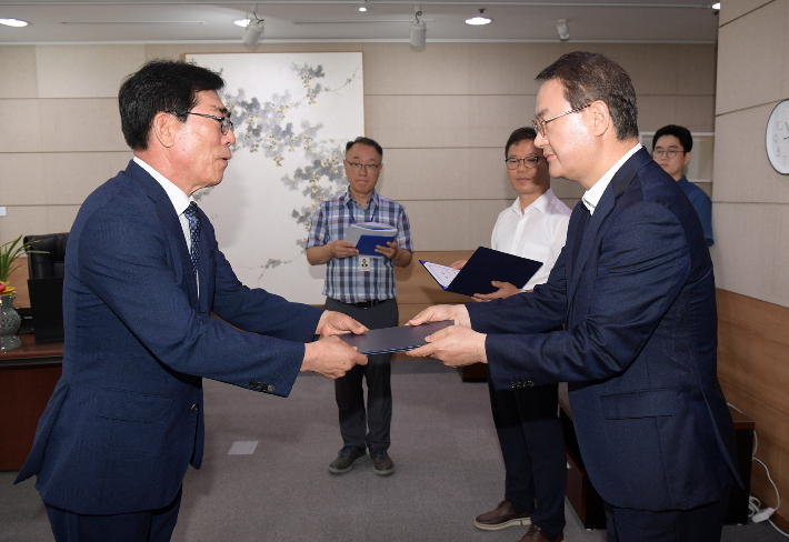 광주광역시는 25일 (재)광주인재평생교육진흥원 신임 원장으로 송형길 ㈜한국지식개발연구원장을 임명하고 임명장을 수여했다. 광주시 제공