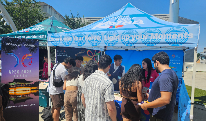 경상북도와 경북문화관광공사가 미국 버지니아주에서 열린 '2025 미국 워싱턴 D.C. K-관광 로드쇼'에서 현지인들을 대상으로 홍보 활동을 펼치고 있다. 경북문화관광공사 제공