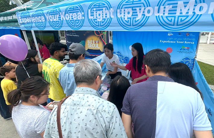 경상북도와 경북문화관광공사가 미국 버지니아주에서 열린 '2025 미국 워싱턴 D.C. K-관광 로드쇼'에서 현지인들을 대상으로 홍보 활동을 펼치고 있다. 경북문화관광공사 제공