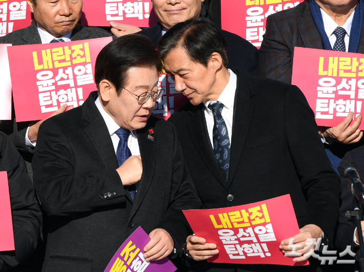 조국 전 조국혁신당 대표가 수감되기 전, 당시 더불어민주당 대표였던 이재명 대통령과 함께한 모습. 황진환 기자