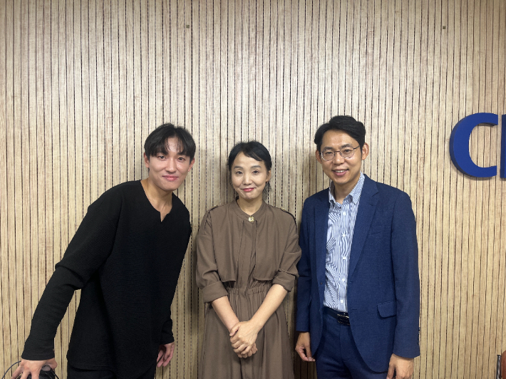 왼쪽부터 김명현 피아니스트, 이인애 사모, 신경민 목사. 자료사진