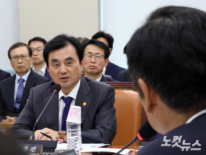 안규백 국방부 장관이 25일 오후 국회 국방위원회 전체회의에 출석해 더불어민주당 정청래 의원의 질의에 답하고 있다. 황진환 기자