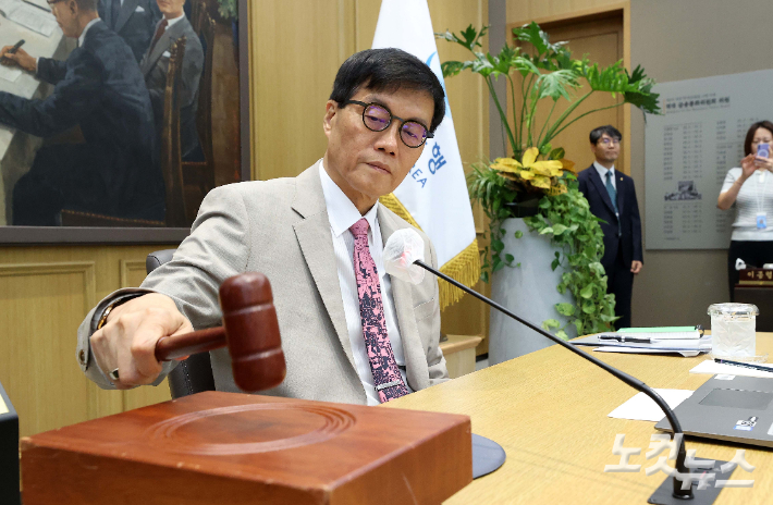 이창용 한국은행 총재가 서울 중구 한국은행에서 열린 금융통화위원회 본회의에서 의사봉을 두드리고 있다. 사진공동취재단