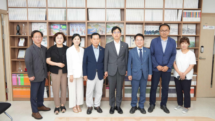 김민재 행정안전부 차관이 25일 춘천학연구소를 방문해 연구소 운영 현황과 성과를 점검했다. 춘천시 제공