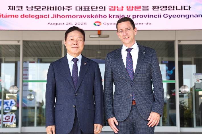 박완수 경남지사(왼쪽)와 체코 남모라비아주 얀 그롤리흐 주지사. 경남도청 제공 