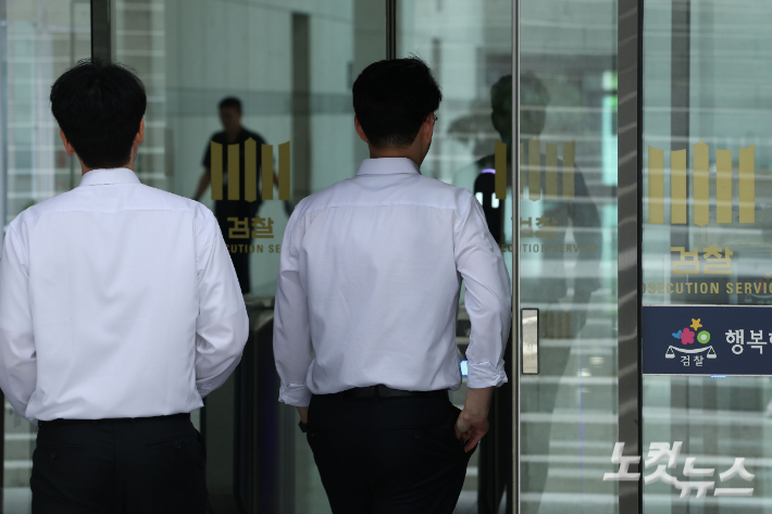 12·3 비상계엄 관련 내란·외환 의혹을 수사하는 내란 특검팀(특별검사 조은석)이 법무부와 대검찰청 등에 대한 압수수색을 진행하고 있다고 밝힌 가운데 25일 오전 서울 서초구 서초동 대검찰청 모습. 류영주 기자