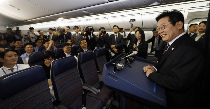 이재명 대통령이 24일(현지시간) 일본 도쿄 하네다공항 이륙 뒤 미국 워싱턴DC로 향하는 공군 1호기 기내에서 기자간담회를 하고 있다. 연합뉴스