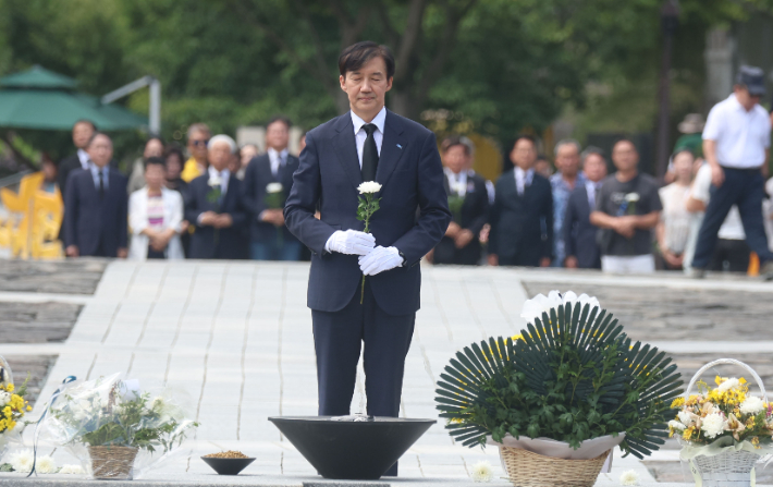 조국 이틀째 영남행        (김해=연합뉴스) 김동민 기자 = 조국혁신당 조국 혁신정책연구원장이 25일 오전 경남 김해시 진영읍 봉하마을 노무현 전 대통령 묘역을 참배하고 있다.          조 원장은 전날에는 지난해 창당을 선언했던 부산민주공원을 찾아 참배한 뒤, 양산으로 이동해 문재인 전 대통령을 예방했다. 2025.8.25     image@yna.co.kr (끝)   <저작권자(c) 연합뉴스, 무단 전재-재배포, AI 학습 및 활용 금지> 연합뉴스