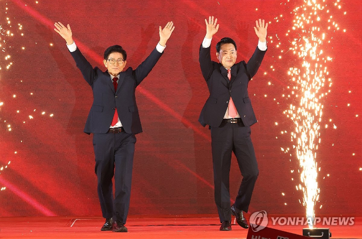 (서울=연합뉴스) 황광모 기자 = 22일 충북 청주시 청주오스코에서 열린 국민의힘 제6차 전당대회에서 당대표 결선투표에 오른 김문수·장동혁 후보가 무대에 오르고 있다. 2025.8.22 [공동취재] hkmpooh@yna.co.kr 연합뉴스