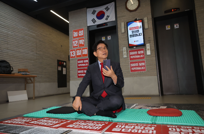 김건희특검의 국민의힘 당사 압수수색에 반대하며 농성을 이어가는 김문수 당 대표 후보가 대표 선출을 하루 앞둔 25일 서울 여의도 국민의힘 중앙당사에서 지지자와 영상 통화를 하고 있다. 연합뉴스