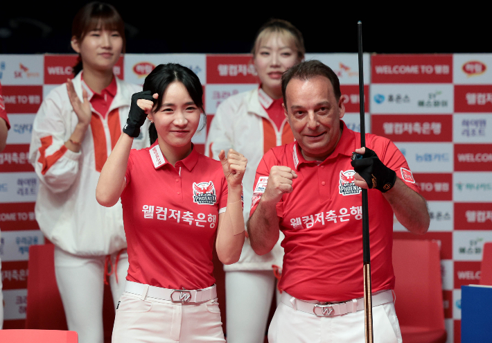 웰컴저축은행 주장 산체스(오른쪽)와 최혜미가 25일 하나카드와 2라운드 최종전에서 4세트를 승리로 이끈 뒤 기뻐하고 있다. PBA