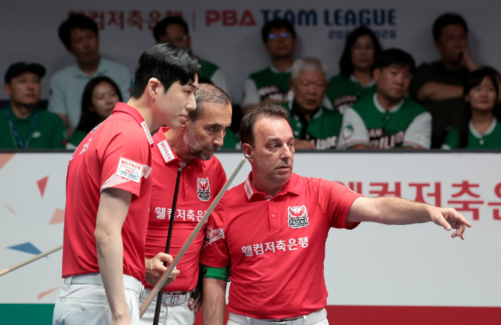 산체스(오른쪽부터)가 팀 동료 세미 사이그너, 한지승에게 조언하는 모습. PBA