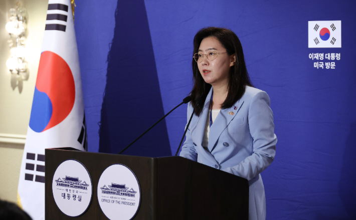 강유정 대통령실 대변인이 25일(현지시간) 미국 워싱턴DC 한 호텔의 한국프레스센터에서 한미 정상회담 등 이재명 대통령 일정에 관해 브리핑하고 있다. 연합뉴스