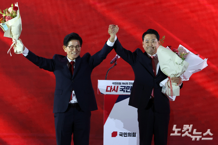 22일 충북 청주 오스코에서 열린 국민의힘 제6차 전당대회에서 결선에 진출한 김문수·장동혁 당대표 후보가 손을 잡고 기념촬영을 하고 있다. 윤창원 기자