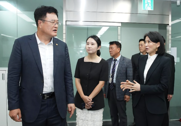 문화체육관광부 김대현 제2차관이 25일 스포츠윤리센터를 방문해 직원들과 대화를 나누고 있다. 문체부