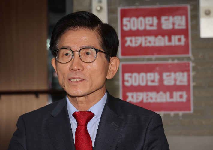 김건희특검의 국민의힘 당사 압수수색에 반대하며 농성을 이어가는 김문수 당 대표 후보가 대표 선출을 하루 앞둔 25일 서울 여의도 국민의힘 중앙당사에서 자신의 유튜브 채널을 통해 발언하고 있다. 연합뉴스