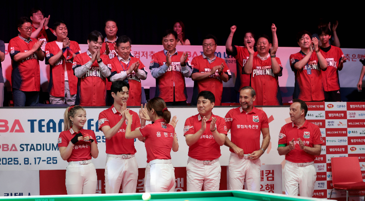 25일 하나카드와 경기에서 웰컴저축은행 선수들이 서로 격려하는 모습. PBA