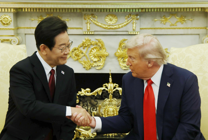 이재명 대통령과 도널드 트럼프 미국 대통령이 25일(현지시간) 미국 워싱턴DC 백악관에서 정상회담을 하며 악수하고 있다. 연합뉴스