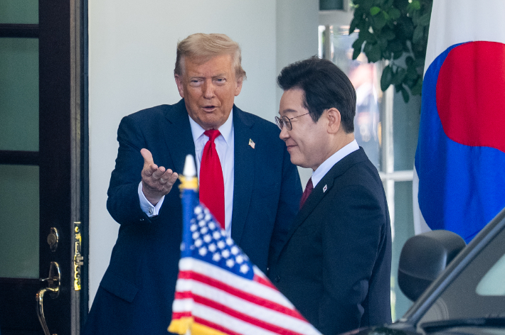 도널드 트럼프 미국 대통령이 25일(현지시간) 워싱턴DC 백악관을 방문한 이재명 대통령을 입구에서 맞고 있다. 연합뉴스