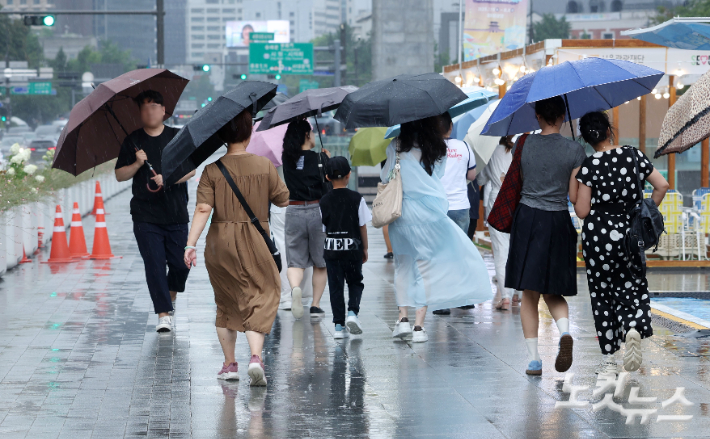 우산을 쓴 시민들이 발걸음을 옮기고 있다. 류영주 기자