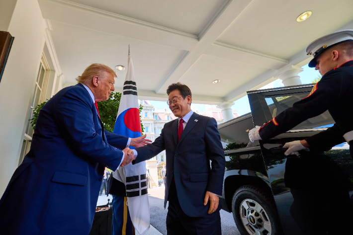 이재명 대통령이 25일(현지시간) 미국 워싱턴 DC 백악관에서 영접나온 도널드 트럼프 미국 대통령과 악수하고 있다. 연합뉴스
