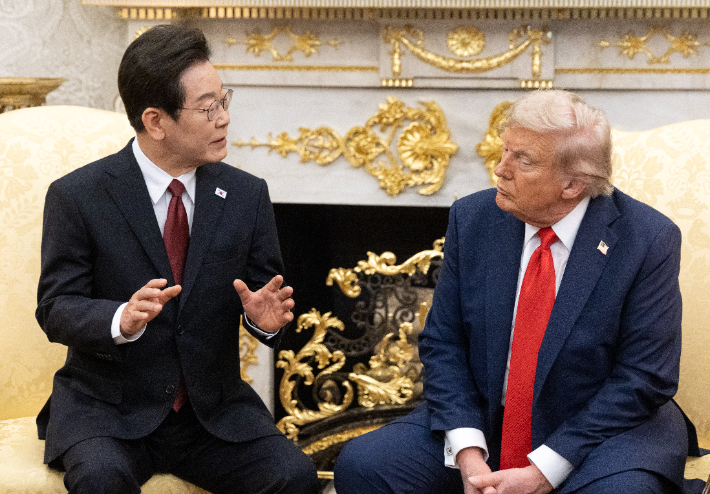 이재명 대통령과 도널드 트럼프 미국 대통령이 25일(현지시간) 미국 워싱턴DC 백악관에서 정상회담을 하고 있다. 연합뉴스