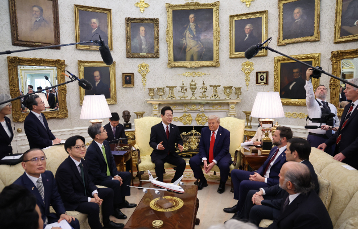 이재명 대통령과 도널드 트럼프 미국 대통령이 25일(현지시간) 미국 워싱턴DC 백악관에서 정상회담을 하고 있다. 연합뉴스