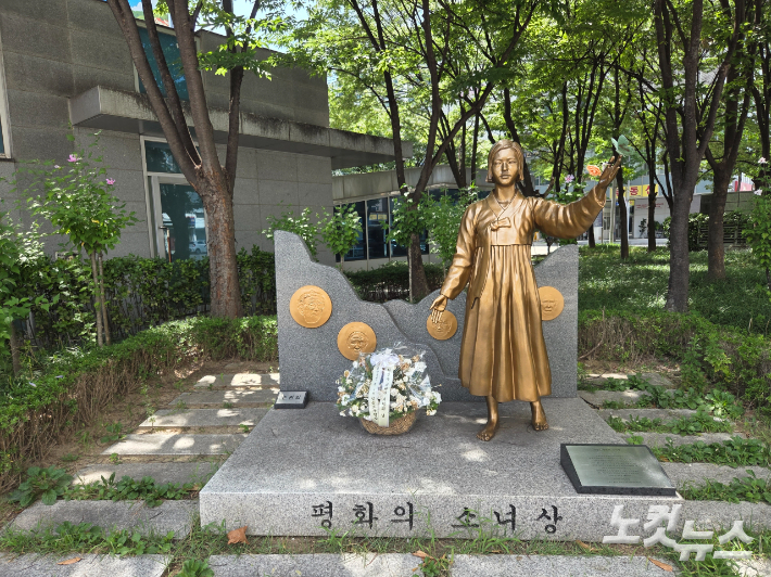 지난 22일 오후 서울시 영등포구 타임스퀘어 앞 소녀상 사진. 김미현 인턴기자
