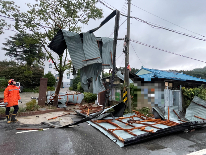 밤 사이 내린 많은 비로 인해 크고 작은 피해가 발생했다. 26일 오전 6시 50분쯤 전북 전주시 만성동의 한 주택 지붕이 강한 바람으로 인해 파손됐다. 전북소방본부 제공