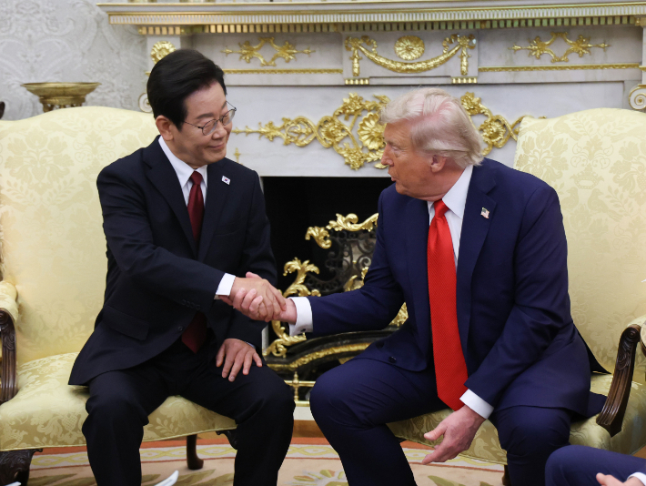 악수하는 한·미 정상      (워싱턴=연합뉴스) 한상균 기자 = 이재명 대통령이 25일(현지시간) 미국 워싱턴 DC 백악관 오벌오피스에서 열린 한미정상회담에서 도널드 트럼프 미국 대통령과 악수하고 있다. 2025.8.26     xyz@yna.co.kr (끝)   <저작권자(c) 연합뉴스, 무단 전재-재배포, AI 학습 및 활용 금지> 연합뉴스