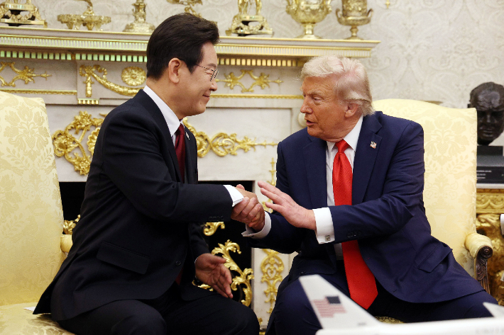 이재명 대통령과 도널드 트럼프 미국 대통령이 25일(현지시간) 미국 워싱턴DC 백악관에서 정상회담을 하며 악수하고 있다. 연합뉴스